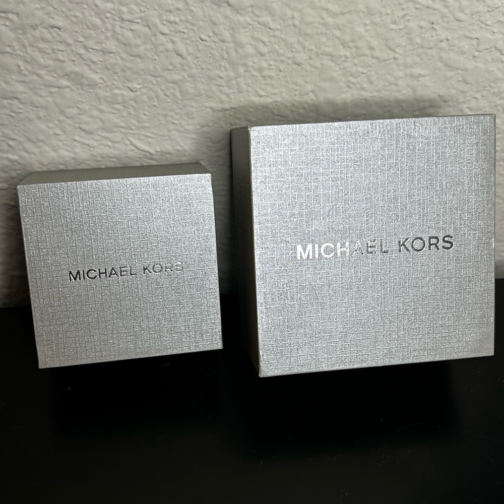 🤩🤩NWT Micheal Kors Bundles🤩🤩 - Picture 3 of 3